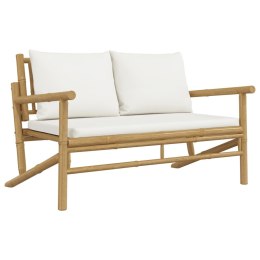 Ławka ogrodowa, kremowe poduszki, bambus