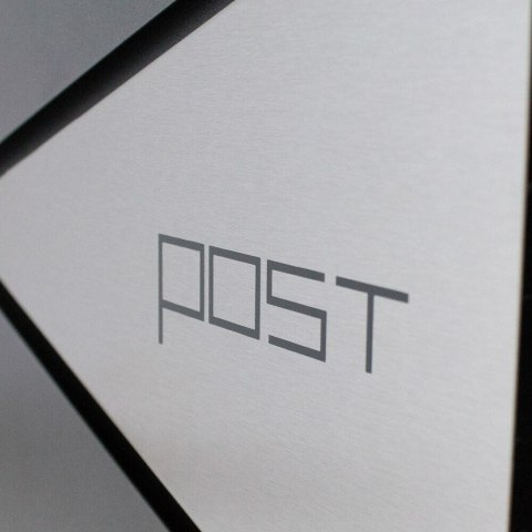 SKRZYNKA POCZTOWA na listy gazety prasę z gazetnikiem