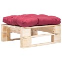 Ogrodowy puf z palet, czerwona poduszka, naturalne drewno
