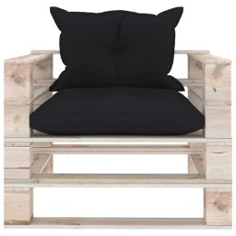 Sofa ogrodowa z palet, z czarnymi poduszkami, drewno sosnowe