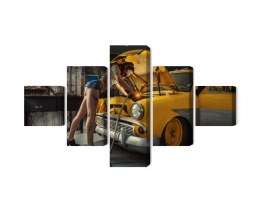 Obraz Wieloczęściowy Seksowna Kobieta Przyspawana Do Wnętrza Samochodu