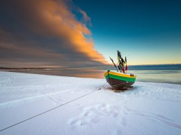 Obraz Wieloczęściowy Kuter Rybacki Na Zaśnieżonej Plaży W Sopocie