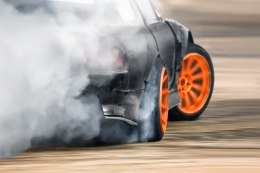 Obraz Wieloczęściowy Driftujący Samochód W Kłębach Dymu