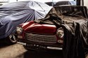 Obraz Wieloczęściowy Włoski Retro Samochód Pokryty Ściereczką