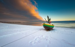 Obraz Wieloczęściowy Kuter Rybacki Na Zaśnieżonej Plaży W Sopocie