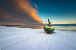 Obraz Wieloczęściowy Kuter Rybacki Na Zaśnieżonej Plaży W Sopocie