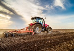 Fototapeta Traktor Pracujący Na Polu