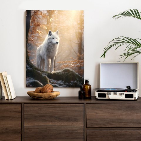 Plakat Biały Wilk Stojący Na Skale W Lesie