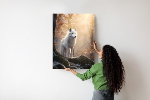 Plakat Biały Wilk Stojący Na Skale W Lesie