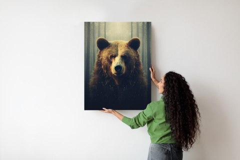 Plakat Ogromny Niedźwiedź W Zamglonym Lesie