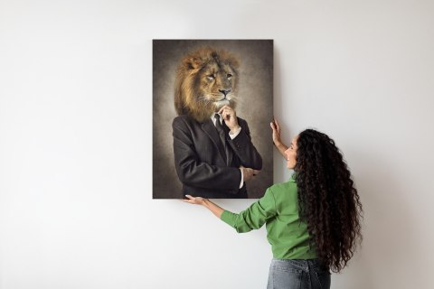 Plakat Mężczyzna W Garniturze Z Głową Lwa