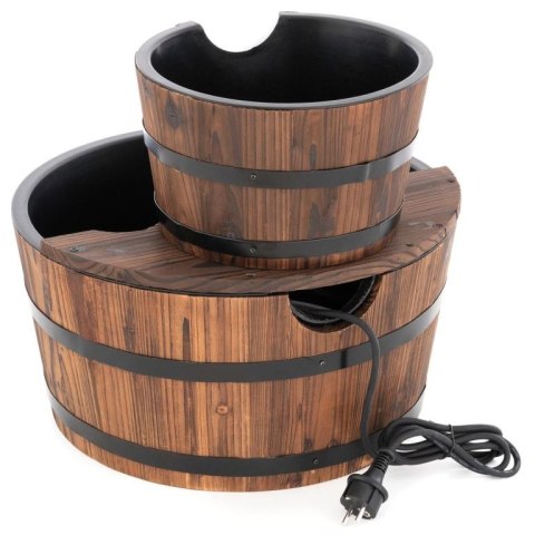 Fontanna ogrodowa - fontanna z dwoma drewnianymi wiaderkami