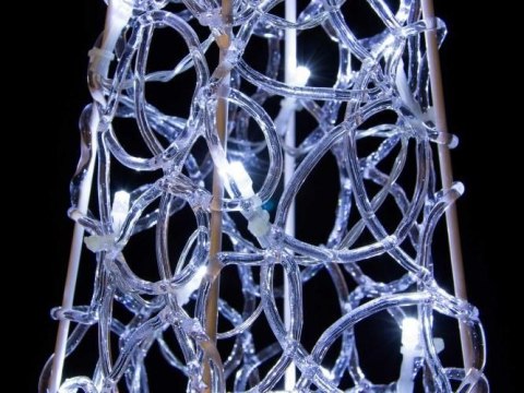 Świąteczna piramida akrylowa 60 cm - zimna biel, na baterie