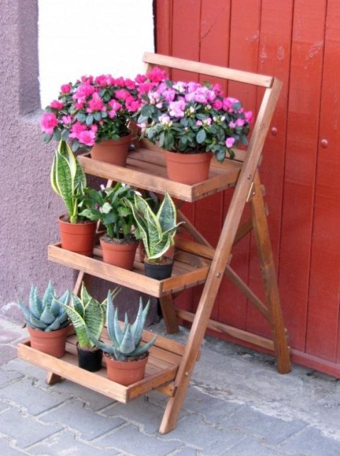 Doniczka drewniana ze stopniami - w kolorze brązowym