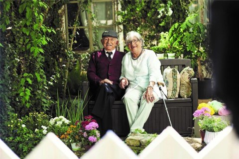 Ławka ogrodowa z schowkiem PATIO - brązowa