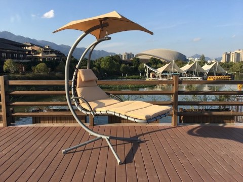 Ekskluzywna huśtawka ogrodowa z parasolem