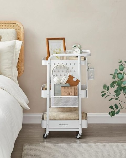 Mobilny regał na kółkach z pegboardem i haczykami, biały